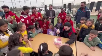 Depremzede Ecrin'e konteynır kentte doğum günü sürprizi