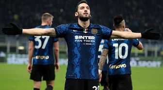 Premier Lig'e gitmezse, Türkiye'ye geliyor! Hakan Çalhanoğlu tuttuğu takımın formasını giyecek