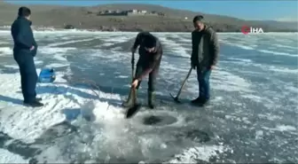 Kars'ta balıkçıların Eskimo usulü balık avı kamerada