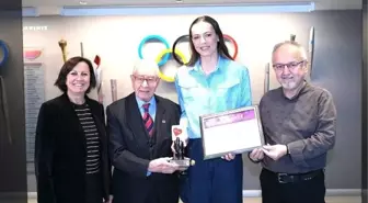 Milli voleybolcu Eda Erdem Dündar, Şeref Diploması ödülünü aldı