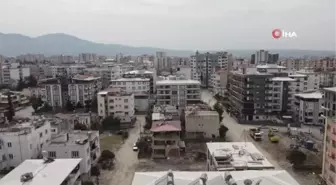 Muhtar mahallesini vatandaşlarla yeniden inşaa ediyor