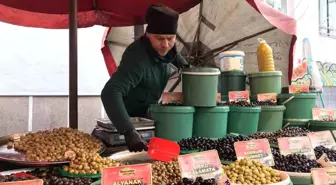 Pazar esnafı mor zeytin ve asma yaprağı salamurasının talep görmesinden memnun