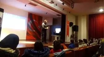 Depremzede çocuklar Hacivat Karagöz Oyunu ile keyifli vakit geçirdi