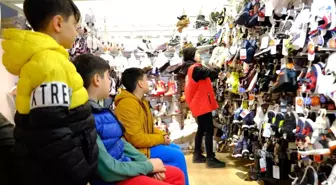 Kıyafetleri enkaz altında kalan çocuklar için gönüllü gençlerden yardım eli