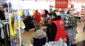 Kıyafetleri enkaz altında kalan çocuklar için gönüllü gençlerden yardım eli