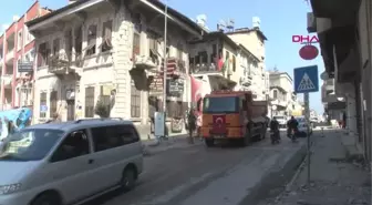 ANTAKYA'DA ENKAZLAR ARASINDAN MÜZİK SESİ, PİNK FLOYD'LU 'HAYAT DEVAM ETSİN' MESAJI