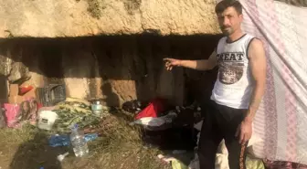 Evi yıkılan depremzede mağarada yaşıyor