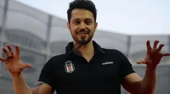 Beşiktaşlı ünlü şarkıcı Murat Boz, Fenerbahçe taraftarına verilen yasağa isyan etti