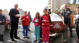 Depremzede çocukların 'kar dedesi'