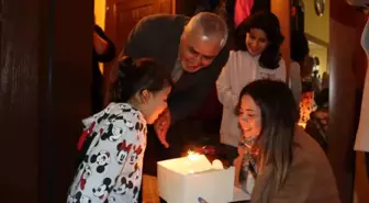 Depremzede miniğe doğum günü sürprizi