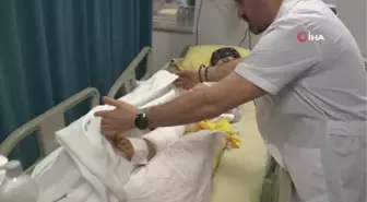 Enkaz altında kalan anne 8 yaşındaki oğlunu emzirerek susuzluğunu giderdi