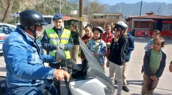Jandarma öğrencilere kask eğitimi verdi