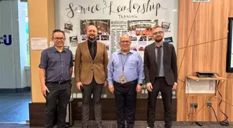 Üniversite akademisyenleri eğitim projesi için Singapur'da