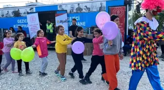 Uşak'tan gönderilen gezici kütüphane çocuklara moral oldu