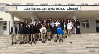 Malazgirt'te lise öğrencileri harçlıklarını depremzedelere gönderdi