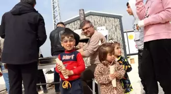 Depremzede çocuklara Oltu cağ kebabı ikram ettiler
