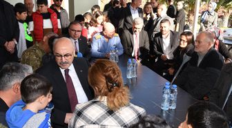 Foça'da Depremzedelere Ziyaret