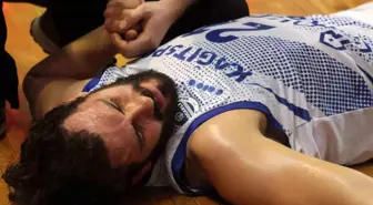 Maçta kafasını zemine çarpan sporcu hastaneye kaldırıldı