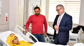 Müdür Akyol, depremzede öğrenci ile hastanede bir araya geldi