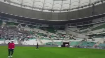 Bursaspor-Amedspor Maçı Öncesi Stadyum Karıştı. Tribünlerde 'Yeşil' Posteri Açıldı, Sahaya Maytap, Bıçak, Kuru Sıkı ve Tüfek Fişekleri Fırlatıldı