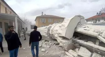 Depremde hasar gören caminin minaresi kontrollü şekilde yıkıldı