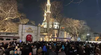 Berat Kandili'nde vatandaş Eyüp Sultan Camii'ne akın etti