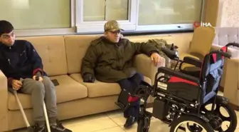 Depremzede özel kardeşler yeni akülü tekerlekli sandalyelerine kavuştu