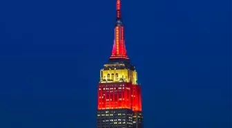 Empire State Binası depremzedeler için kırmızı-beyaz renklerle ışıklandırıldı