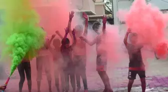 Hindistan'da Renklerin Festivali Holi Coşkuyla Kutlanıyor