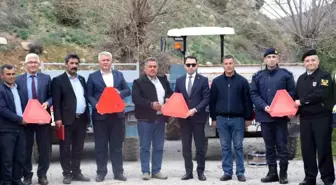 Jandarma ekipleri traktör sürücülerine reflektör dağıttı