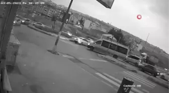 Kapısı açık minibüsten kucağında çocukla yola düşen kadın kamerada