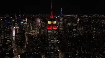 New York'ta Empire State binası, depremzedeler için kırmızı beyaz renklerle ışıklandırıldı