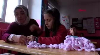 İLKOKUL ÖĞRENCİLERİ ÖĞRETMENLERİ İLE DEPREMZEDE ÇOCUKLAR İÇİN ATKI ÖRDÜ