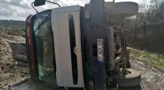 Çan'da mıcır yüklü kamyon devrildi