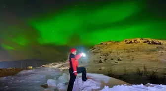 Eksi 40 derecede kilometrelerce yolu kuzey ışıklarını görmek için gidiyorlarTürk çift kuzey ışıklarını fotoğrafladı