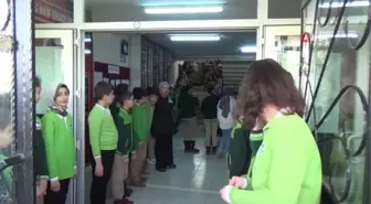 Emekliye ayrılan 37 yıllık öğretmene doğum gününde duygu dolu veda