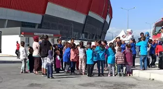 Gezici kütüphane aracı oyun ve etkinlik alanlarıyla deprem bölgesinde