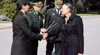 BAKAN AKAR'IN EŞİ ŞULE AKAR VE BERABERİNDEKİ KOMUTAN EŞLERİNDEN ANITKABİR'E ZİYARET