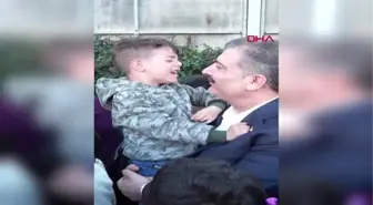 4 yaşındaki Muhammet, Bakan Koca'nın kucağında 'Zelzele Suresi'ni okudu