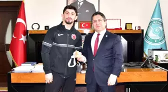BAÜN'lü Milli Güreşçi Kerem Kamal'dan, Rektör Yücel Oğurlu'ya ziyaret