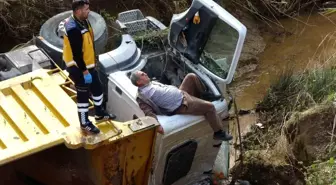 Belediyeye ait kamyon yol yapımı sırasında dereye uçtu: 1 yaralı