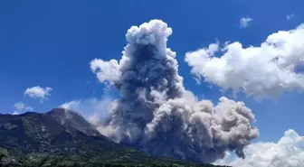 Endonezya'daki Merapi Yanardağında patlama