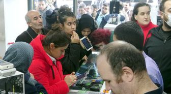 HAVALİMANINDA UNUTULAN EŞYALAR İÇİN AVCILAR'DA KUYRUK OLUŞTU