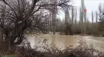 2 gündür devam eden yağışlar Gediz Çayı'nı taşırdı