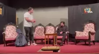 Ardahanlı tiyatro grubu depremzedeler için sahne aldı