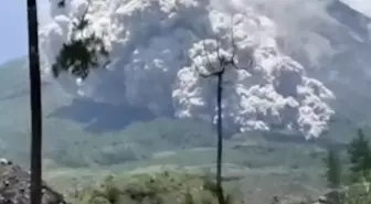 Endonezya'da Patlayan Merapi Yanardağı Volkanik Kül Püskürttü