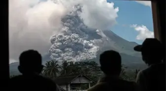 Endonezya'nın Merapi Yanardağı'nda Patlama