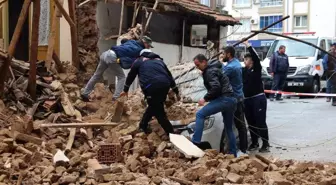 İzmir'de metruk bina bir aracın üstüne çöktü