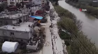 Evlerin yakınında bulunan yol depremde çöktü