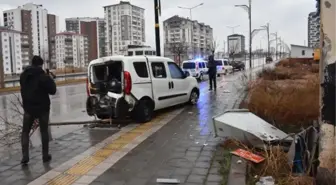 Sivas'ta aydınlatma direğine çarpan araçtaki 4 kişi yaralandı